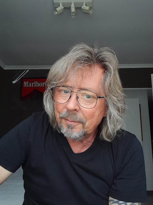 pull an eye  AI effects generated image